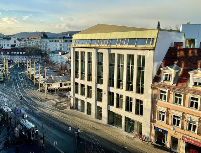 Das goldene Dach ist das Markenzeichen des neuen Motel One am Jakominiplatz. | Foto: meinbezirk.at