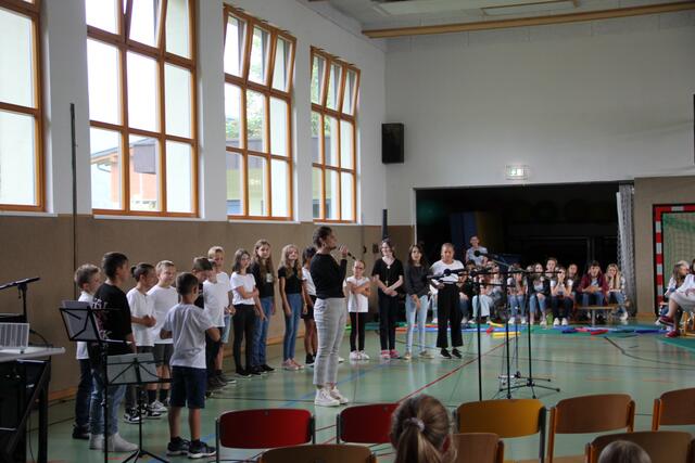 Die Schülerinnen des BORG Radstadt arbeiteten mit Schülern der Volksschule und der Musik-Mittelschule Radstadt zusammen. | Foto: Stolz