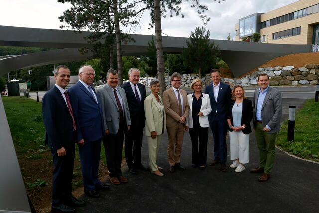 Die Ehrengäste waren begeistert vom modernen Design der Michael Gröller-Brücke, die das ISTA mit dem IST-Park verbindet | Foto: ISTA