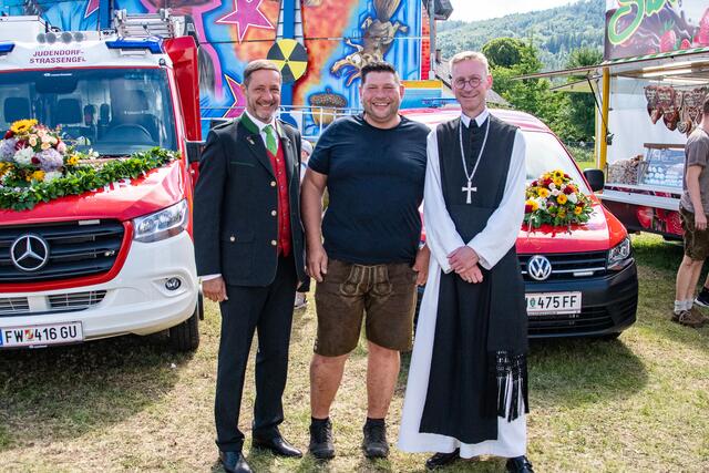 Am Sonntag bei der Fahrzeugweihe: Bürgermeister Harald Mulle, Hausherr Peter Saurer und Abt Philipp Helm