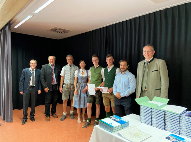 8. Platz, v.l.n.r.: Michael Holzleitner (Obmann des Absolventenverbandes der HLBLA St. Florian), OR Ing. Ludwig Hubauer (Stellvertretender Vorsitzender der RWA AG), Mag. Karl Dietachmair (Direktor der Landwirtschaftskammer OÖ), Helene Grimm (VKB Regionaldirektorin Steyr), Gerald Flatz, Dominik Edlmüller, Beau Riepl (Leitung VKB St. Florian), Ing. Hans Lughammer (Obmann des Elternvereins der HLBLA St. Florian) 
 | Foto: HLBLA St. Florian