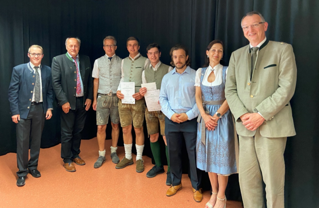 1. Platz, v.l.n.r.: Michael Holzleitner (Absolventenverband HLBLA), Ludwig Hubauer (RWA AG), Karl Dietachmair (LWK), Simon Hofinger, Paul Schmitsberger, Beau Riepl (VKB), Helene Grimm (VKB), Hans Lughammer (Elternverein) 
 | Foto: HLBLA St. Florian