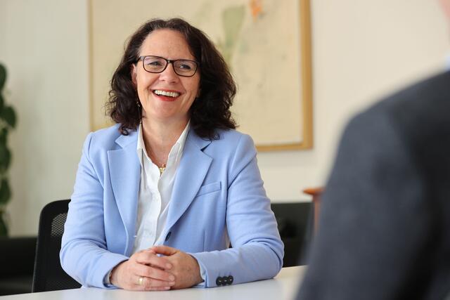 Landesrätin Daniela Gutschi möchte mit einer ordentlichen Werbekampagne das Image des Lehrerberufs aufpolieren. | Foto: Land Salzburg/Neumayr