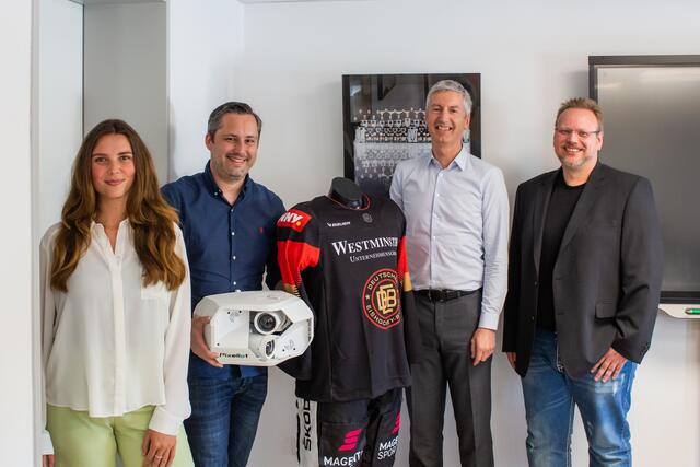 Ab der kommenden Saison hat Morawa Digital mit dem Deutschen Eishockey Bund einen neuen Partner. 
Auf dem Bild (v.r.n.l.): René Peck, Head of Support bei Morawa Digital, Morawa Digitals CEO Alexander Kaufmann, Kaufmännischer Leiter DEB-Ligen Nicholas Rausch und Morawa Digitals Marketingabteilung, vertreten durch Marlis Zeiss. | Foto: Morawa Digital
