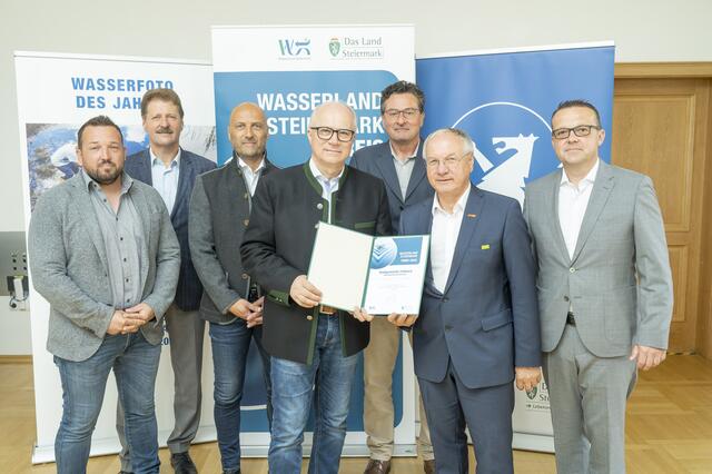 Landesrat Hans Seitinger gratulieren den Vertretern der Stadtgemeinde Feldbach mit Bürgermeister Josef Ober (2.v.r.) an der Spitze. | Foto: Lebensressort/Fischer