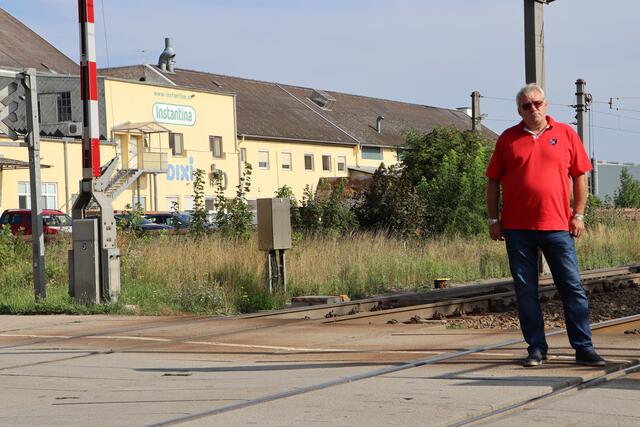 Bürgermeister Herbert Bauch an der Kreuzung in Dürnkrut. Sie wird aufgelassen, weiter südlich errichten die ÖBB eine Brücke. | Foto: Potmesil