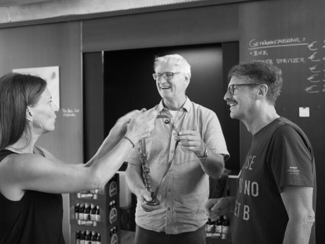 Krista Sommer, Alois Schild und Anders Linder mit der Banderole für Anders Linder ... | Foto: Herbert Waltl - ARGEBanderole