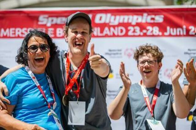 Die Lebenshilfe-Werkstätte Ried jubelt über 27 Medaillen bei den Special Olympics Sommerspielen im Burgenland. Am Bild: Reinhard Peham (Mitte) und Daniel Weilhartner (rechts) | Foto: GEPA pictures/Special Olympics 