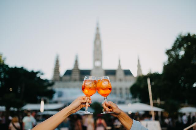 Am Rathausplatz gibt es italienisches Flair mit Aperol. | Foto: Campari Austria