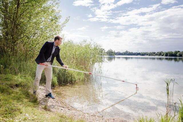 Landesrat Stefan Kaineder beim Entnehmen einer Wasserprobe. | Foto: Land OÖ