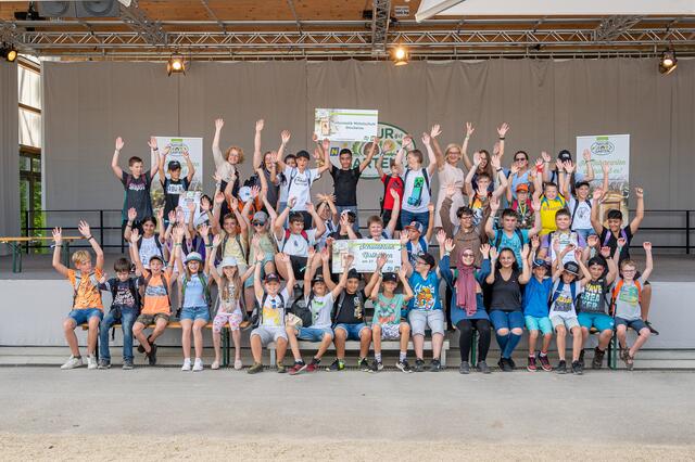 Auch die Informatik-Mittelschule Stockerau war bei der Aktion mit dabei: 43 Nistkästen zeigten sie vor Ort beim Abschlussfest gemeinsam mit Veronika Leser. | Foto: Natur im Garten / Johannes Ehn