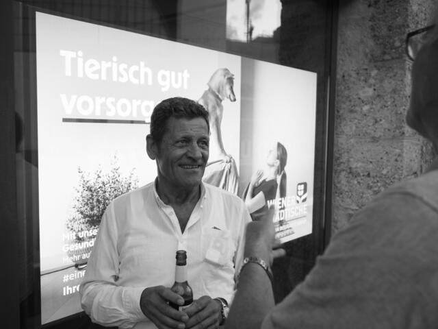 Freute sich über einen "echten Schild" und die Banderole - Franz Posch. | Foto: Herbert Waltl - ARGEBanderole