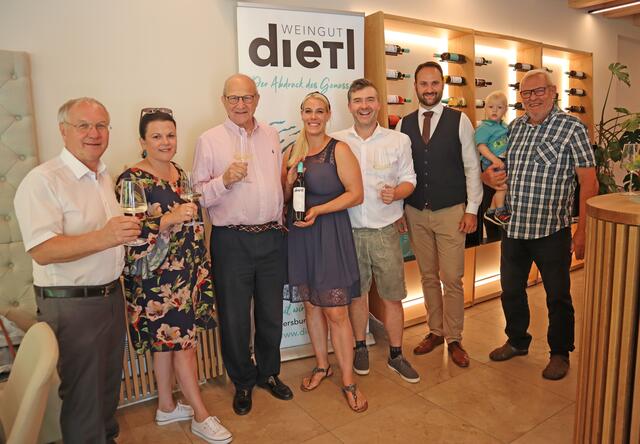 Vulkanland-Obmann Josef Ober, die Vorsitzende des Thermen- und Vulkanlandes Sonja Skalnik, Andreas Bardeau von Schloss Kornberg, Andrea und Andreas Kessler-Dietl, Franz Raidl und Seniorchef Franz Dietl bei der Eröffnung. | Foto: Woche