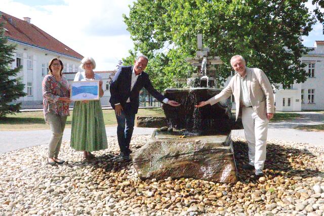 Vereinsobfrau Ilse Dostal-Wanivenhaus, Gemeinderätin Andrea Grames, Bürgermeister Kurt Jantschitsch und Wasserwirtschaft-Experte Herbert Kraner. | Foto: Potmesil