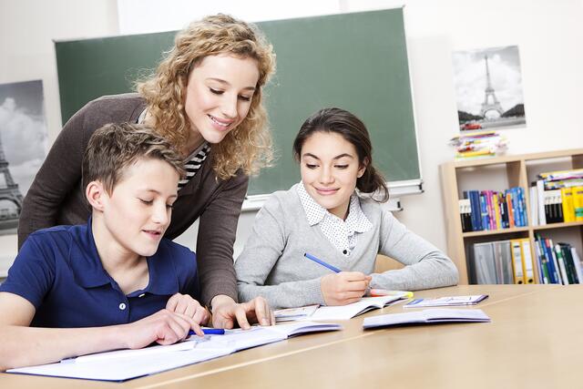Die Nachhilfe-Lehrer kümmern sich in Kleingruppen um jeden Schüler individuell. | Foto: Schülerhilfe