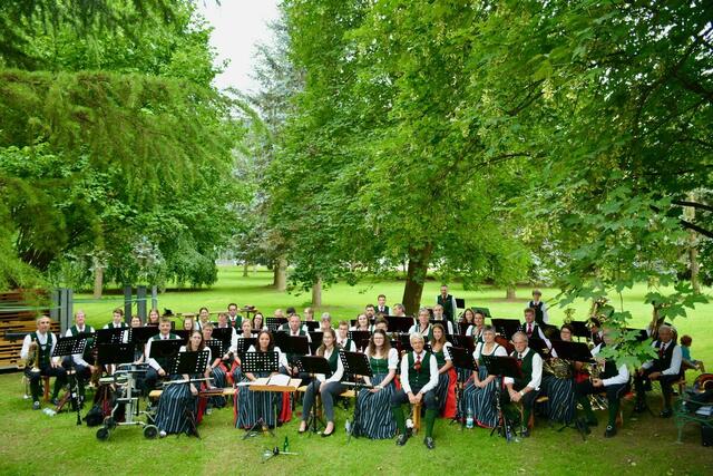 Die Trachtenmusikkapelle freut sich auf Besucherinnen und Besucher im Park. | Foto: TMK
