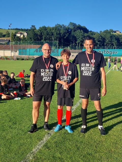 Torschützenkönig und Kapitän der U 14 Daniel Sinnmayer mit seinen Trainern.  | Foto: Zinterhof