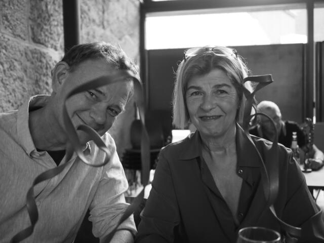 Manfred Unterluggauer von "Herbert und Mimi" und Elisabeth Thoman (Galerie Thoman) mit ihren persönlichen Illusionsbanderolen. | Foto: Herbert Waltl - ARGEBanderole
