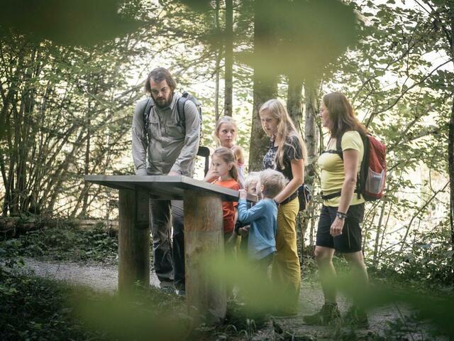 Nicht nur Jugendlichen wird im Nationalpark Gesäuse die Natur erklärt. | Foto: Nationalpark Gesäuse