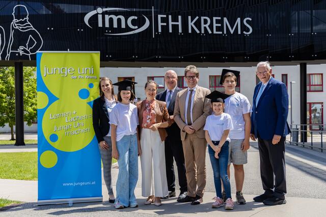 Erstmals war ein Minister zu Gast an der IMC FH Krems: Bundesminister ao. Univ.-Prof. Dr. Martin Polaschek interessierte sich für die Workshops der Jungen Uni am Campus. Projektleiterin Sabine Steinkellner, MA, Prof.(FH) Mag. Dr. Doris Berger-Grabner, MA, IMC-Geschäftsführer Prof.(FH) Dr. Karl Ennsfellner, Firmengründer und Aufsichtsratsvorsitzender Dr. h.c. Mag. Heinz Boyer sowie die Kinder der Jungen Uni Valerie, Lara und Luca freuten sich über den Besuch. | Foto: IMC FH Krems