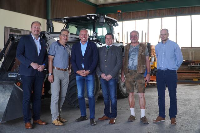 FPÖ-Bezirksparteiobmann Markus Leinfellner, ÖVP-Bürgermeister Johann Nestler, FPÖ-Landesparteiobmann Mario Kunasek, FPÖ-Gemeindekassier Michael Tschermoneg, FPÖ-Gemeinderat Michael Modersbacher und Thomas Trummer von der Freiheitlichen Bauernschaft | Foto: FPÖ Steiermark/Hausjell