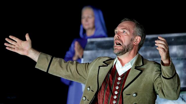 Willi Meingast steht auch im Jubiläumsjahr in der Rolle des "Jedermann" auf der Bühne im Mondseer Karlsgarten. | Foto: Alois Kaiser