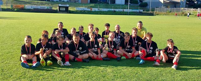 U 14 Sportunion Pabneukirchen  Meister 2021/22. Betreuer Christian Honeder und Robert Kastner. Im Bild mit Kulturreferent Josef Lumetsberger.  | Foto: Zinterhof