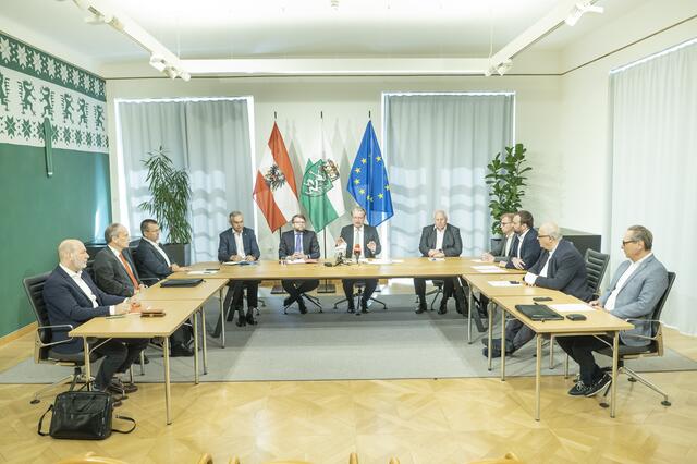 Eine Expertenrunde diskutierte am Dienstag in der Grazer Burg zum Thema "Notarztwesen in der Steiermark" | Foto: Land Steiermark/Foto Fischer