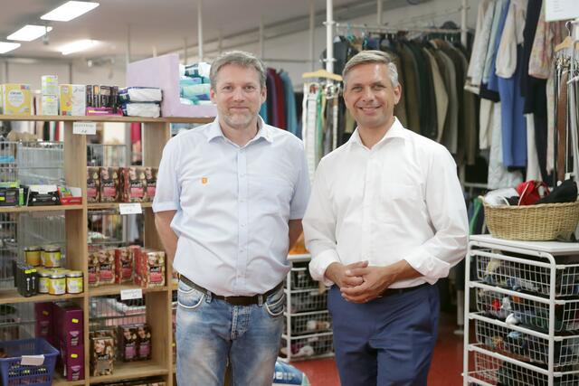 OÖ Tafel-Obmann Erwin Hehenberger und Sozial-Landesrat Wolfgang Hattmannsdorfer im Outlet. | Foto: Land OÖ/Denise Stinglmayr