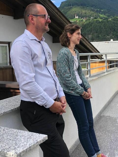 Organisator Christian Hackl und Trainerin Emilia Weber beobachten gebannt das Geschehen auf der Bühne. | Foto: Schwarz