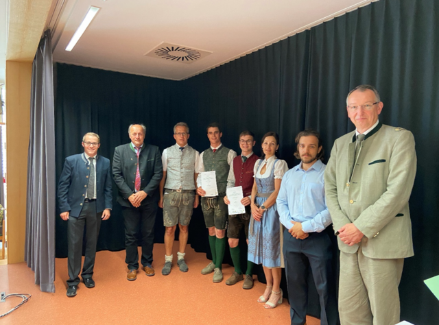 3. Platz, v.l.n.r.: Michael Holzleitner (Obmann des Absolventenverbandes der HLBLA St. Florian), OR Ing. Ludwig Hubauer (Stellvertretender Vorsitzender der RWA AG), Mag. Karl Dietachmair (Direktor der Landwirtschaftskammer OÖ), Paul Stöcklmair, Martin Nöbauer, Helene Grimm (VKB Regionaldirektorin Steyr), Beau Riepl (Leitung VKB St. Florian), Ing. Hans Lughammer (Obmann des Elternvereins der HLBLA St. Florian) 
 | Foto: HLBLA St. Florian