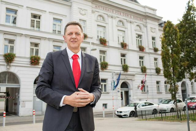 Jährlich bietet Bezirkschef Thomas Steinhart Sommersprechstunden an, so auch heuer. Er möchte den Bezirksbewohnerinnen und Bezirksbewohnern hier Frage und Antwort stehen. | Foto: Markus Sibrawa