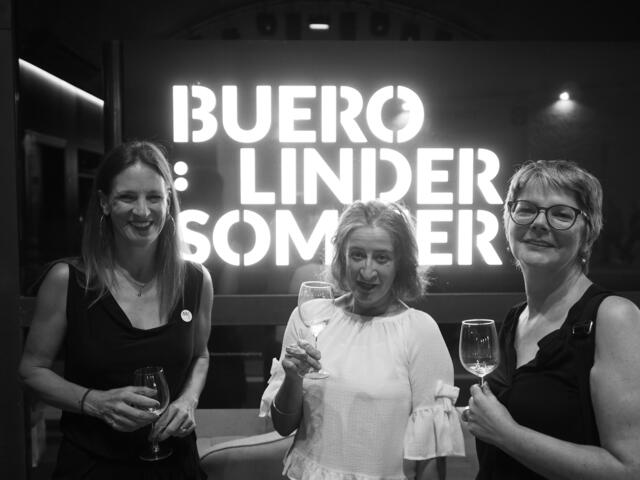 Drei Damen vor dem Kulturbogen55: Krista Sommer, Helga Jod und Susanne Gurschler. | Foto: Herbert Waltl - ARGEBanderole