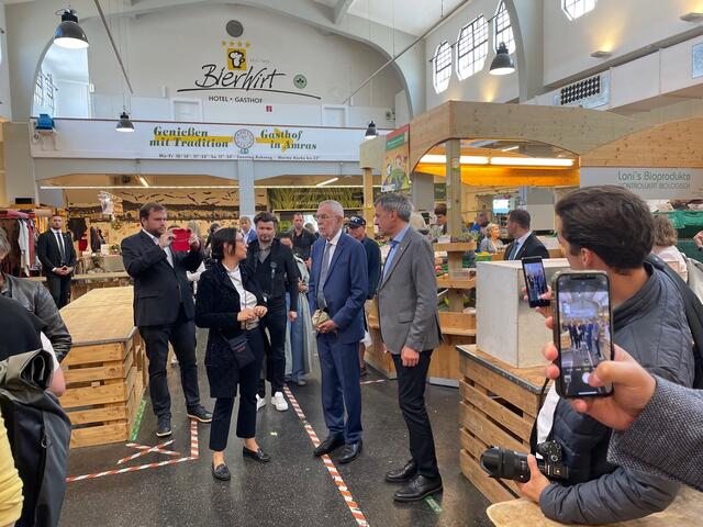Lokalaugenschein von Bundespräsidenten Van der Bellen, in Begleitung mit Nochleiterin Edith Ettlmayr und Bgm. Georg Willi. | Foto: BezirksBlätter Innsbruck