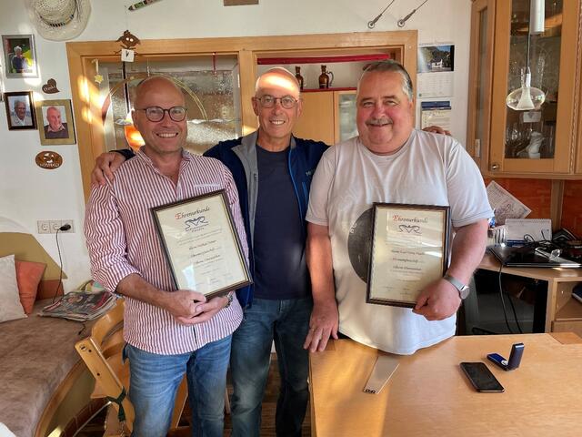 Michael Steiner, Kurt Hohenrainer und Karl-Heinz Hesche (v.l.) wurden für zusammen 145 Jahre im Schwimmverein geehrt. | Foto: Hohenrainer
