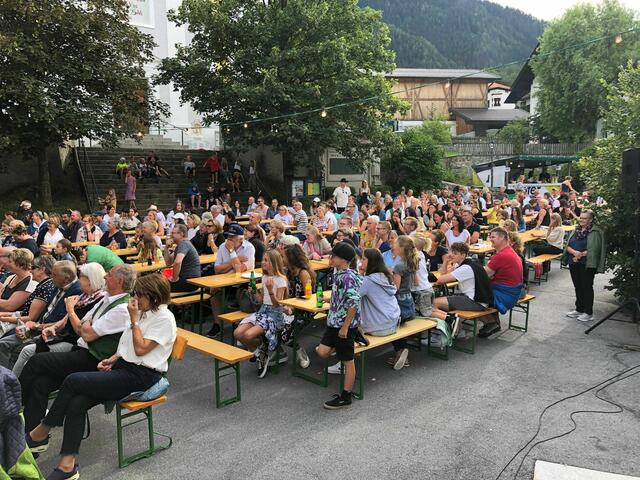 Viel Publikum war zum Musikpavillon gekommen, um die Darbietungen der Theaterbühnen und der Musikkapelle Sautens zu sehen. | Foto: Schwarz