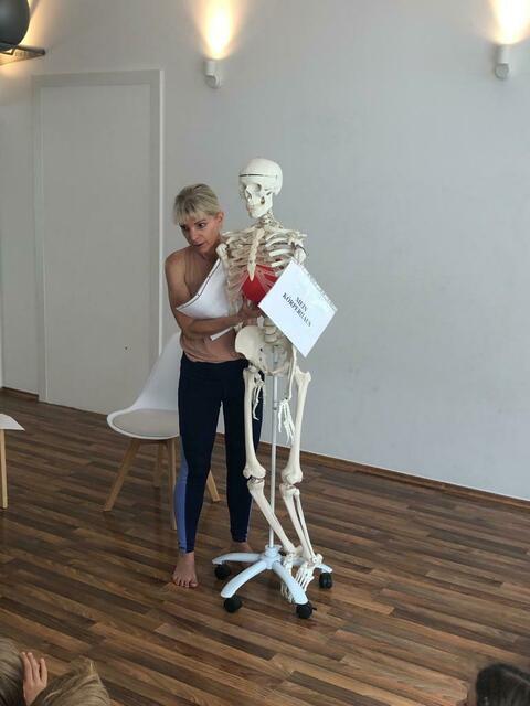 Gemeinsam mit Hugo erklärt Elisabeth Kirchmair, worauf es beim Stehen, Gehen und Sitzen ankommt. | Foto: Studio Korneuburg