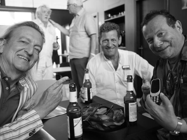 Musikalisches Trio vor der Banderolenübergabe: Markus Linder, Franz Posch und Klaus Schubert, dieser präsentiert stolz sein antikes Handy ... | Foto: Herbert Waltl - ARGEBanderole
