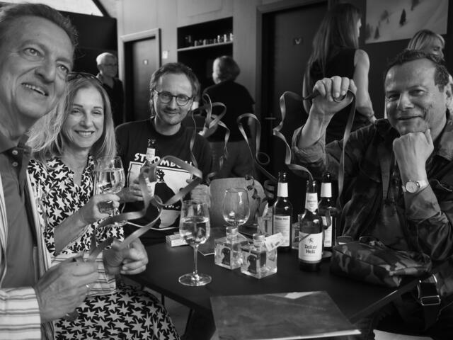 Bild mit Banderole: Markus Linder, nebst Gattin Sabine, Tommy Lindtner und Klaus Schubert. | Foto: Herbert Waltl - ARGEBanderole