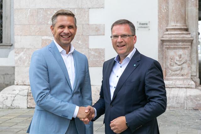 Sehen in Bundespflegereform die Chance, dass der Fachkräftemangel in der Pflege bewältigt werden kann: Oberösterreichs Soziallandesrat Wolfgang Hattmannsdorfer und ÖVP-Klubobmann August Wöginger. | Foto: Land OÖ/Margot Haag