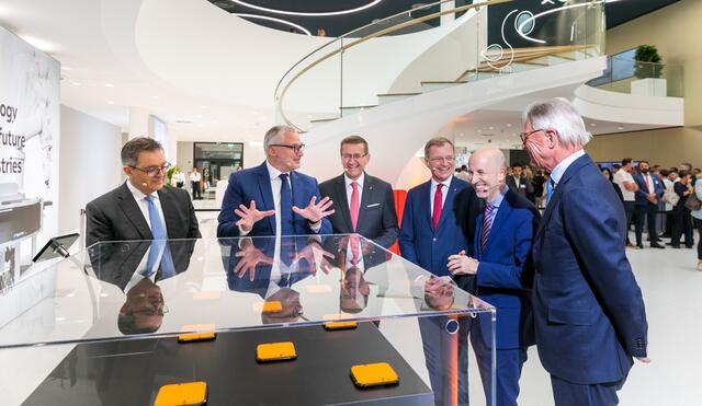 V.l.n.r. Sami Atiya (Präsident Robotik und Fertigungsautomation ABB) Jörg Theis (Geschäftsführer B&amp;R) Landesrat Markus Achleitner (ÖVP) Landeshauptmann Thomas Stelzer (ÖVP), Wirtschaftsminister Martin Kocher (ÖVP) und Björn Rosengren (CEO ABB). | Foto: ABB