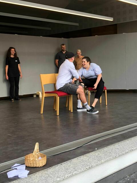 Der Spaß auf der Bühne gehört zu den wichtigsten Elementen einer Improshow. | Foto: Schwarz