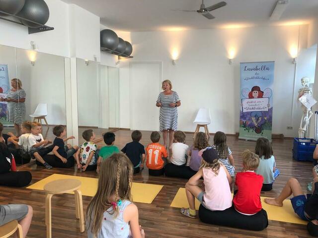 Auch Vizebürgermeisterin Helene Fuchs-Moser stattete den Kindern im Körperhaus einen Besuch ab. | Foto: Studio Korneuburg