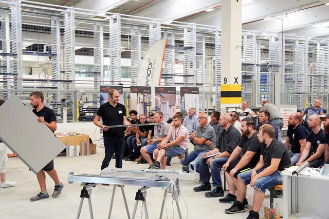 Montagemitarbeiter aus den veschiedensten Ländern kamen zu den Schulungstagen. | Foto: Ascendor