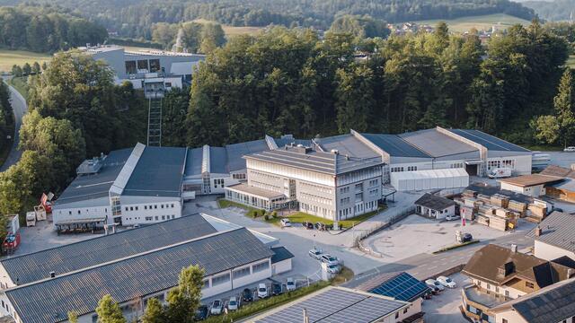 Das Werk III soll doppelt so groß werden wie das Werk II (links oben im Bild).  | Foto: Schlotterer