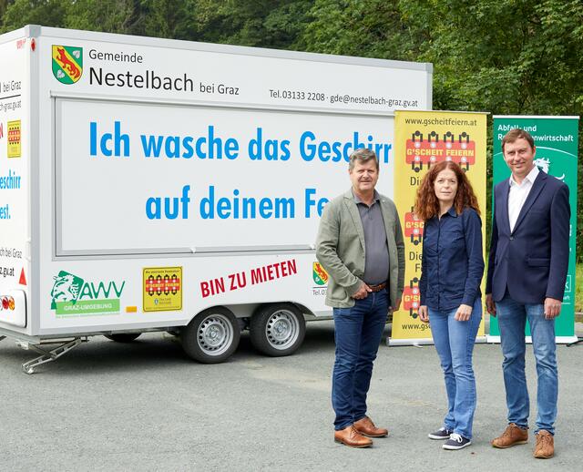 Über das neue Geschirrwaschmobil in Nestelbach bei Graz freuen sich Bgm. Klaus Steinberger, Referatsleiterin Ingrid Winter und Obmann Markus Windisch (v. l., Quelle Foto Melbinger). | Foto: Abfallwirtschaftsverband Graz Umgebung