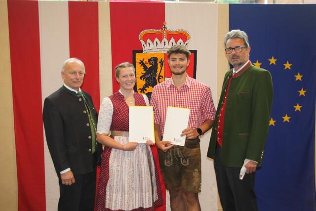 Rostock-Preisträger der Fachrichtungen Landwirtschaft der LFS Bruck im Bild: FS-Dir. Christian Dullnigg, Preisträgerin Anna Sedivy aus Mittersill 3b, Preisträger David Pfeffer aus Uttendorf 3a, LSI HR Christoph Faistauer | Foto: Land Salzburg