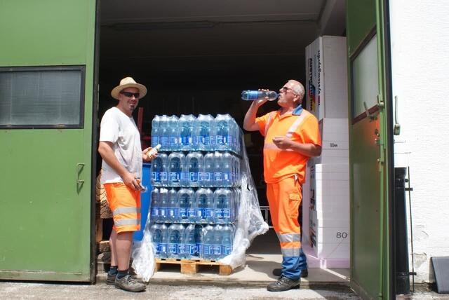 Mineralwasser in Massen: Bei der Straßenmeisterei braucht man das dringend.
