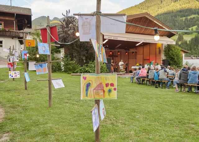Die Bilder der Kinder waren auf dem ganzen Gelände verteilt.  | Foto: Manuela Mitteregger