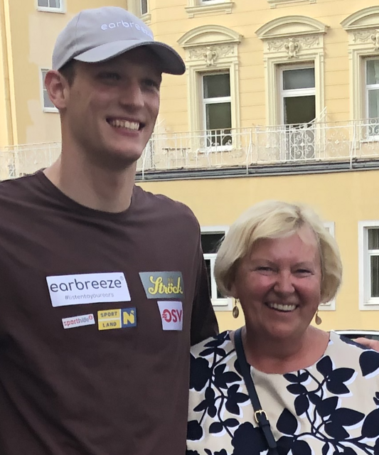 Anita Tretthann bei der Ehrung von Felix Auböck vor dem Thermalbad. | Foto: Stockmann